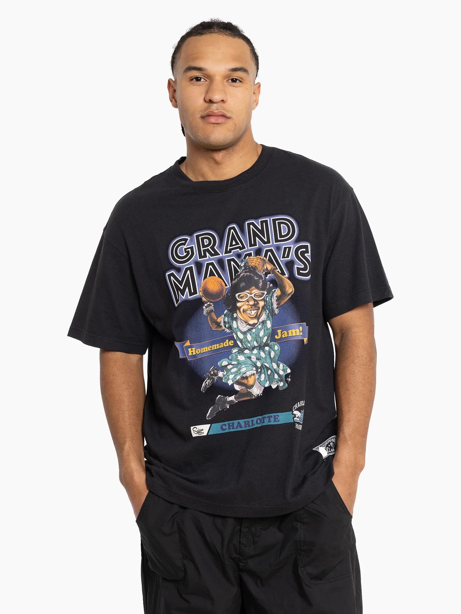 Mitchell-Ness-Larry-Johnson-Charlotte-Hornets-Grandmama-Vintage-NBA-T-Shirt-1