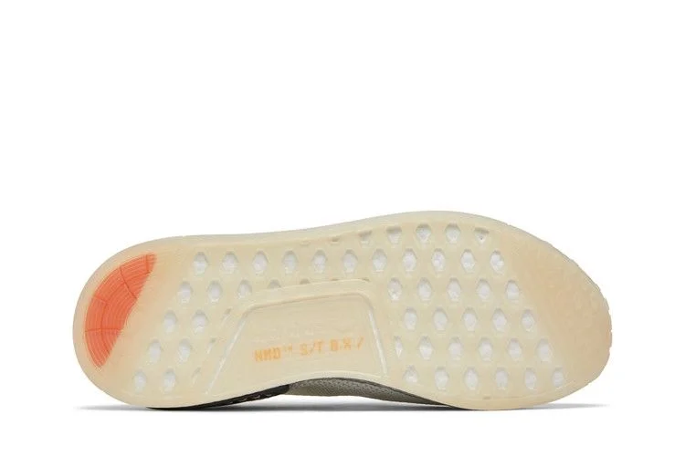 Krossovki-NASA-x-adidas-NMD_R1-Spectoo-Footwear-White-3
