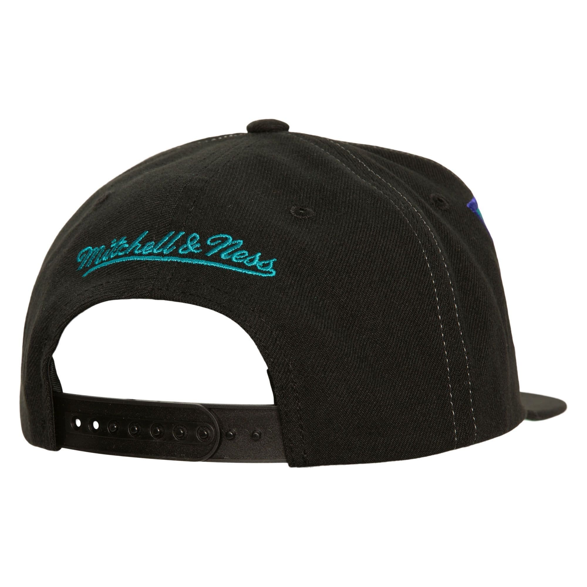 Mitchell-Ness-Varsity-Bust-Snapback-HWC-Charlotte-Hornets-Hat-1
