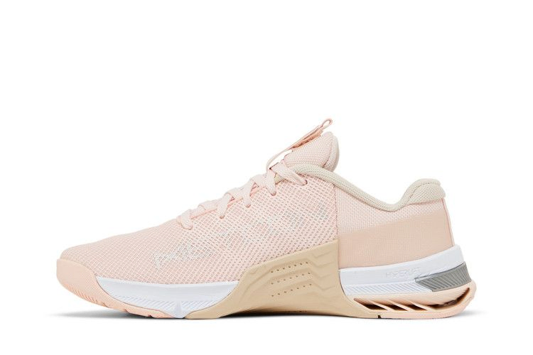 wmns-metcon-8-light-soft-pink-metallic-silver-dz4702-600_02