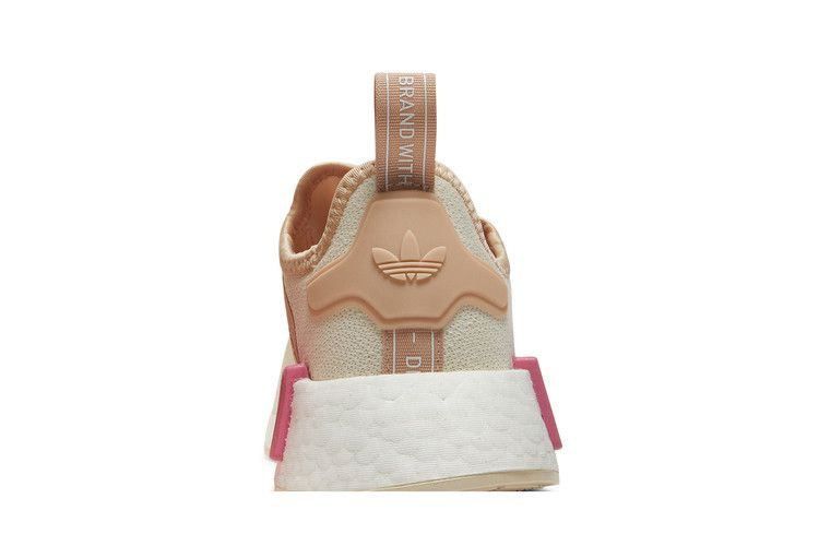 wmns-nmd_r1-wonder-white-halo-blush-gz7998_06