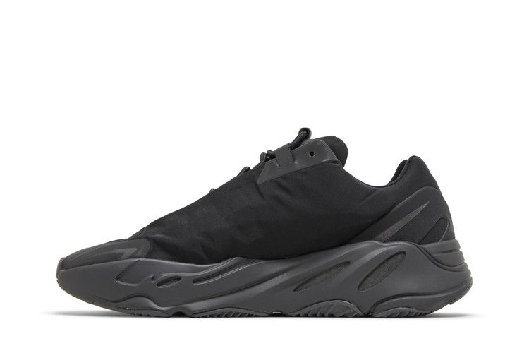 yeezy-boost-700-mnvn-triple-black-2024-fv4440-24_02