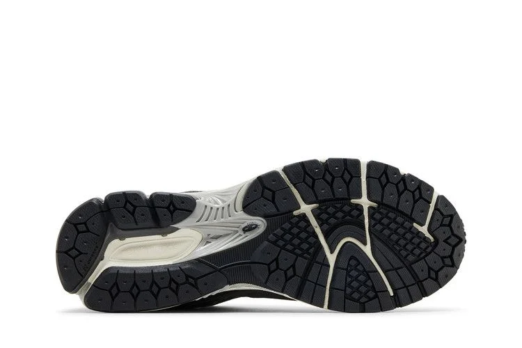 Krossovki-New-Balance-2002R-Monochrome-Suede-Pack-Grey-3