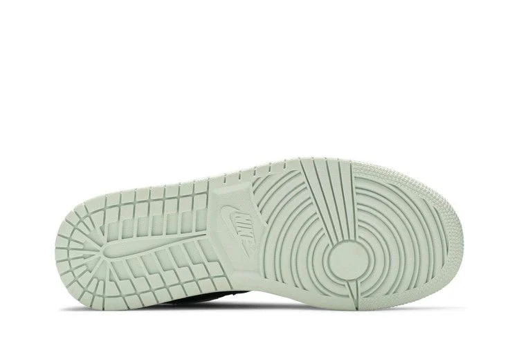 Кроссовки Wmns Air Jordan 1 Low SE 'Barely Green'