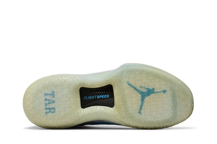 Krossovki-Air-Jordan-32-UNC-Clear-Outsole-3