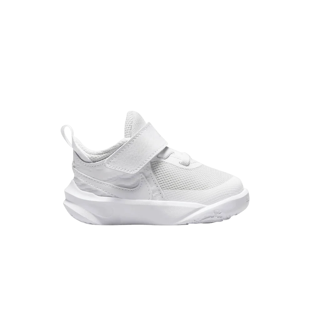 Krossovki-Nike-Team-Hustle-D10-TD-White-Photon-Dust
