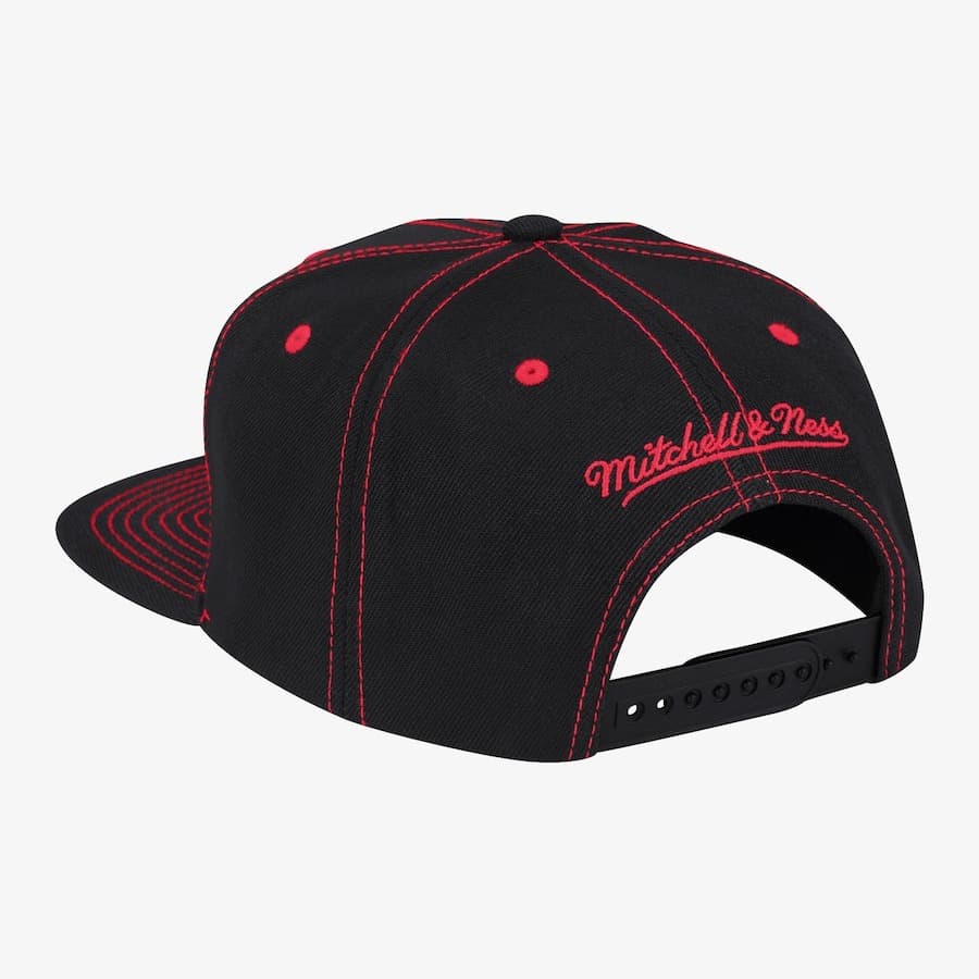 Бейсболка Mitchell & Ness Black Toronto Raptors Contrast Stitch Snapback Hat