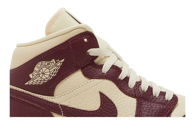 Кроссовки Wmns Air Jordan 1 Mid SE 'Split - Beach Cherrywood'
