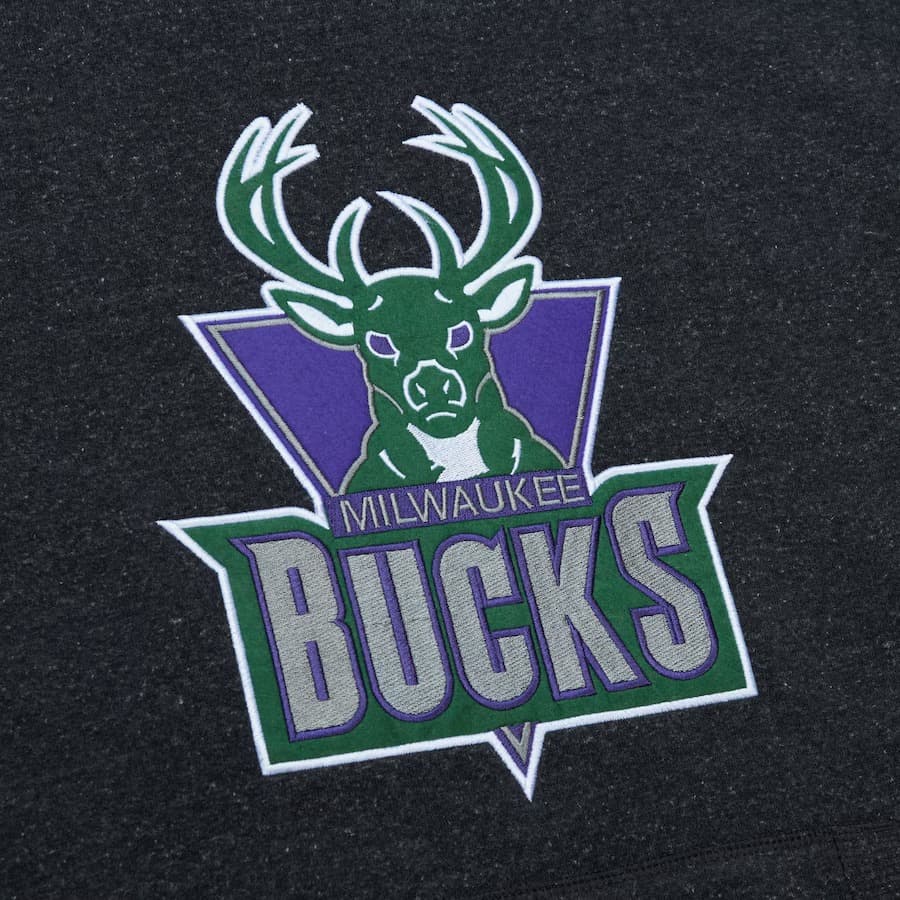 Худи Mitchell & Ness Black Milwaukee Bucks Snow Washed Fleece Pullover Hoodie