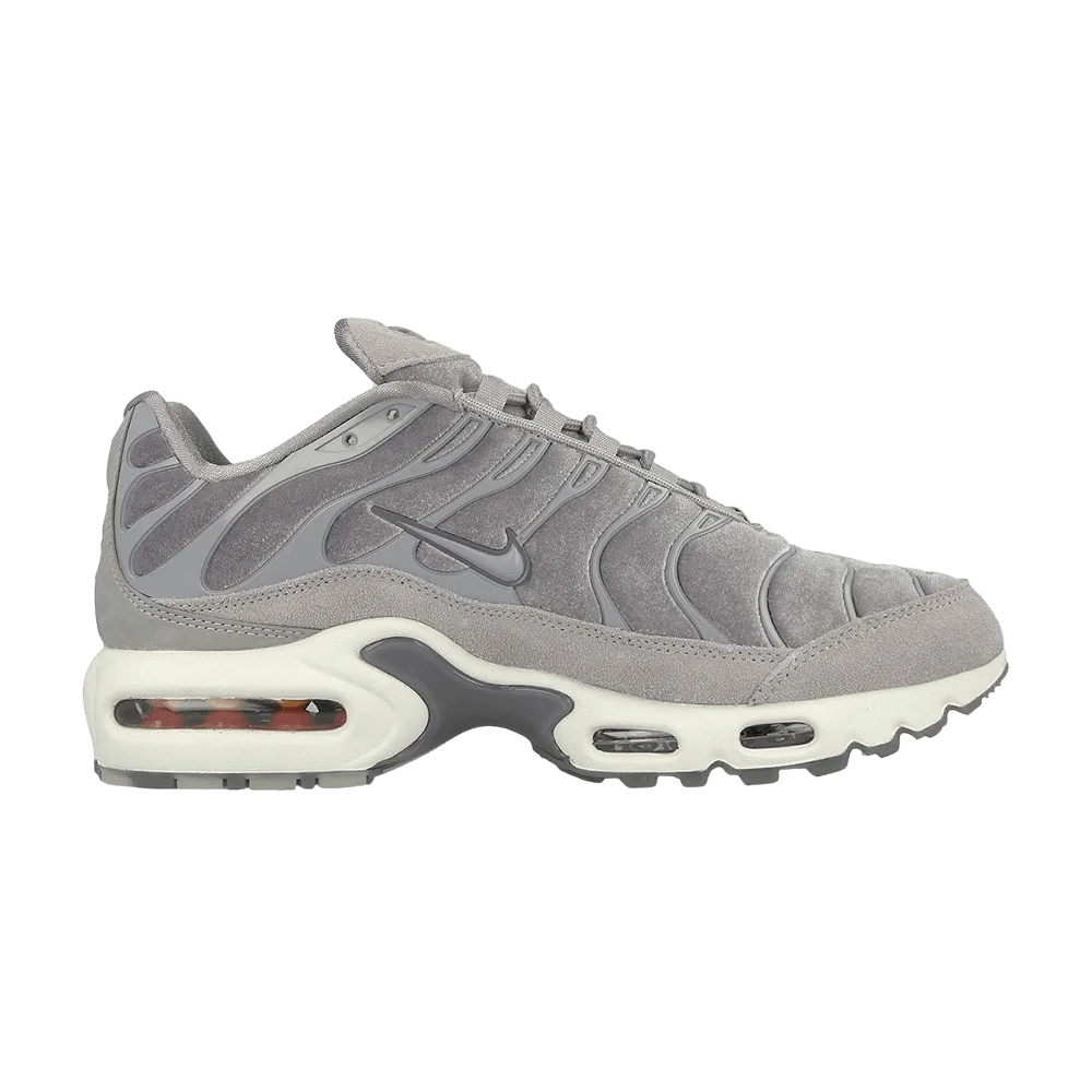 Krossovki-Nike-Wmns-Air-Max-Plus-Lux-Gunsmoke