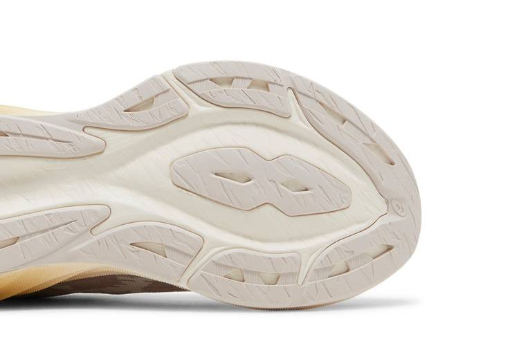 Кроссовки ASICS Wmns Novablast 3 'Fawn Mineral Beige'