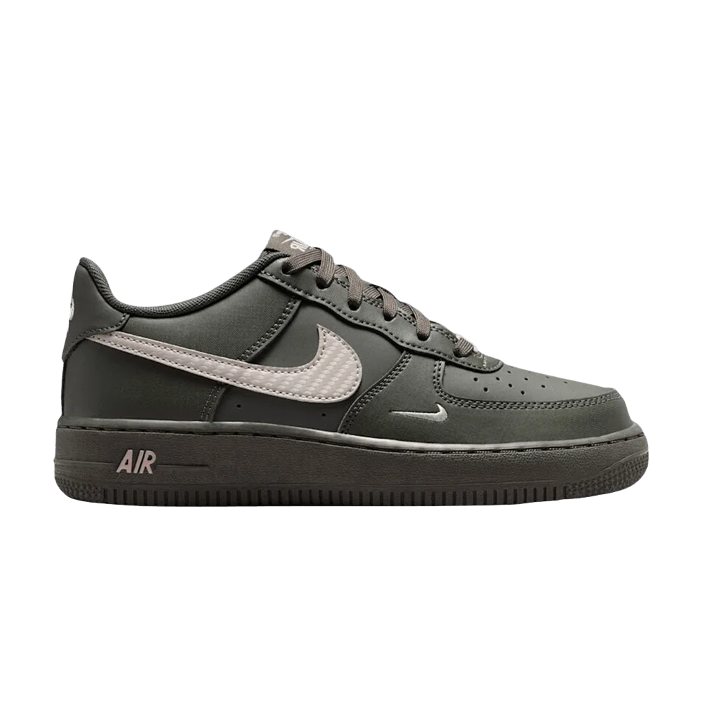 Krossovki-Nike-Air-Force-1-GS-Newsprint-College-Grey