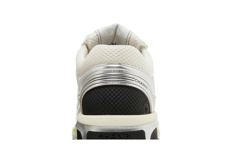 chanel-wmns-cc-logo-sneaker-white-silver-g39792-y56368-k5451_06