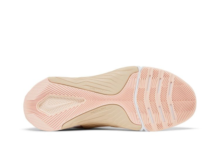 wmns-metcon-8-light-soft-pink-metallic-silver-dz4702-600_03