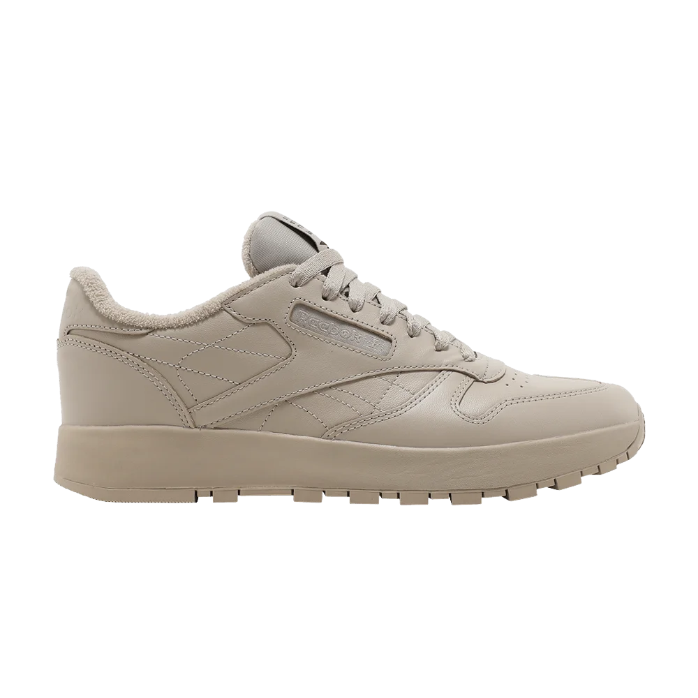 Krossovki-Maison-Margiela-x-Reebok-Classic-Leather-Tabi-Natural