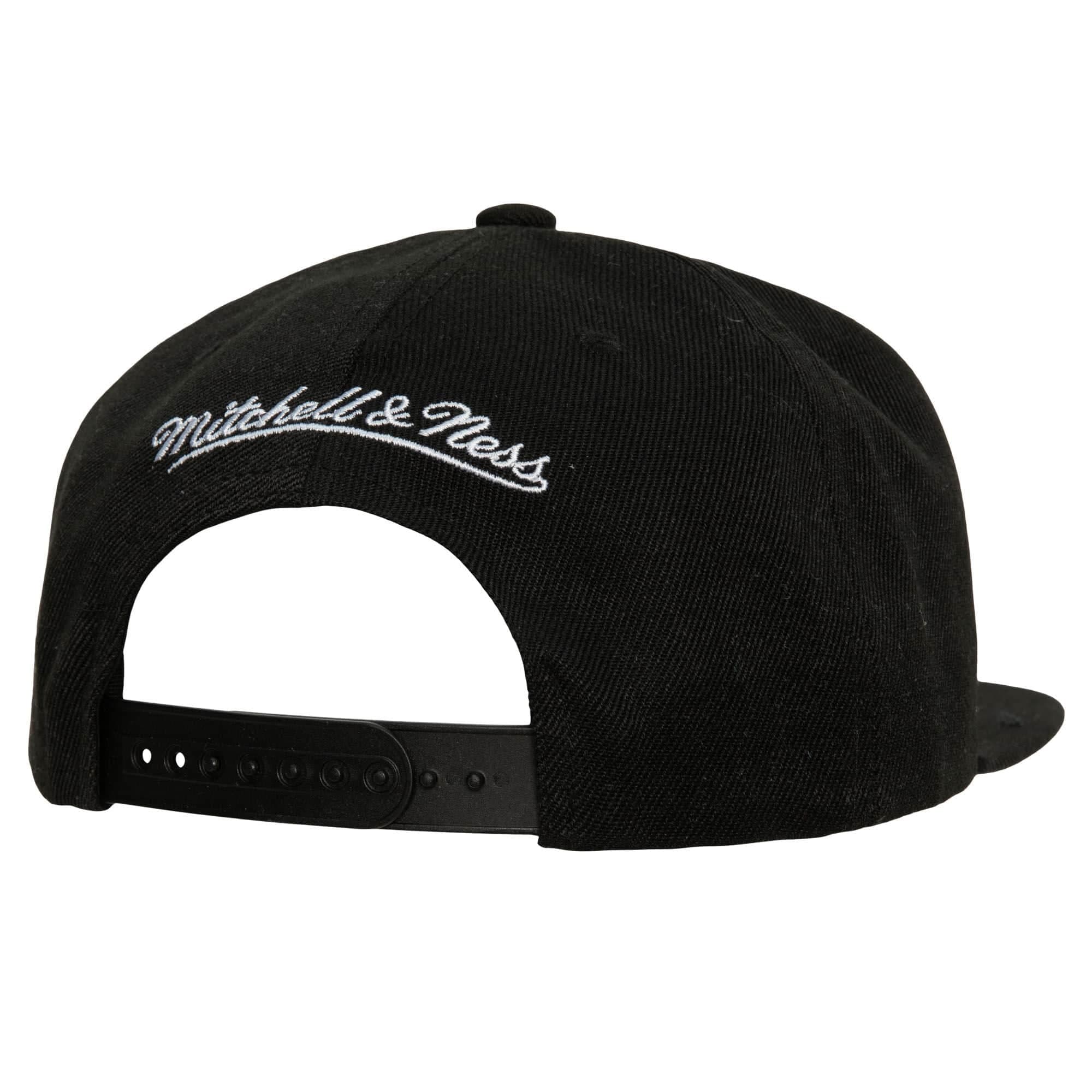 Mitchell-Ness-XL-BWG-Snapback-Charlotte-Hornets-Hat-1