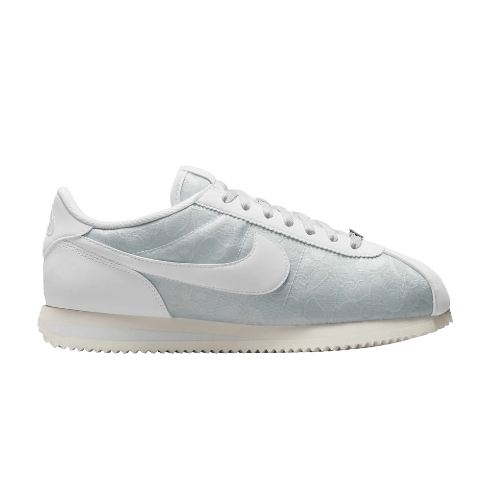 Krossovki-Nike-Wmns-Cortez-Platinum-Tint-Floral