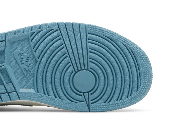 Кроссовки Wmns Air Jordan 1 Mid 'University Blue'
