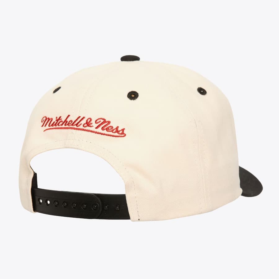 Бейсболка Mitchell & Ness Cream Chicago Blackhawks Horizon Pro Crown Snapback Hat