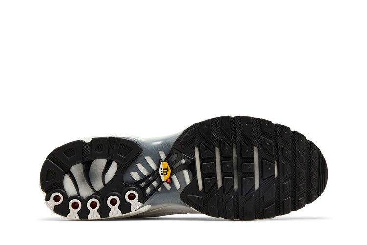 air-max-plus-spray-paint-swoosh-white-cool-grey-fd0658-100_03