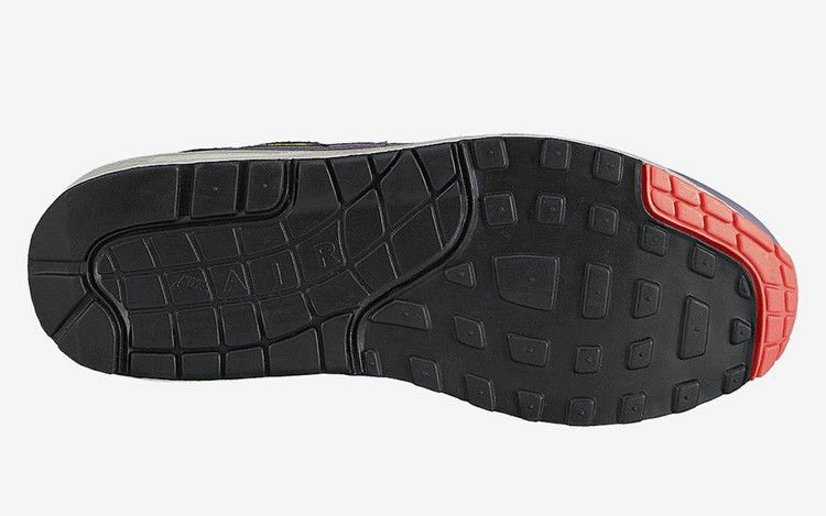nike-air-max-1-essential-men-s-shoe-537383-500_01