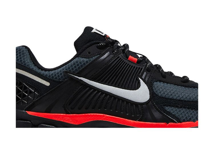 air-zoom-vomero-5-black-metallic-university-red-hv2527-002_01