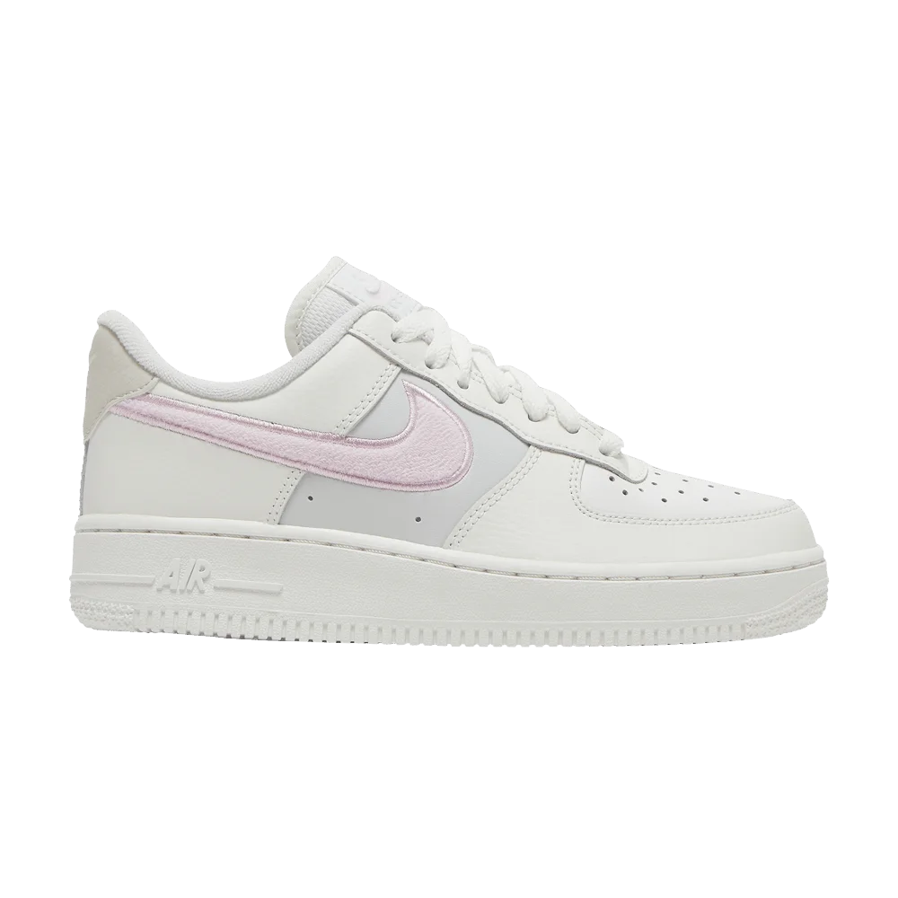 Krossovki-Nike-Wmns-Air-Force-1-07-Chenille-Swoosh