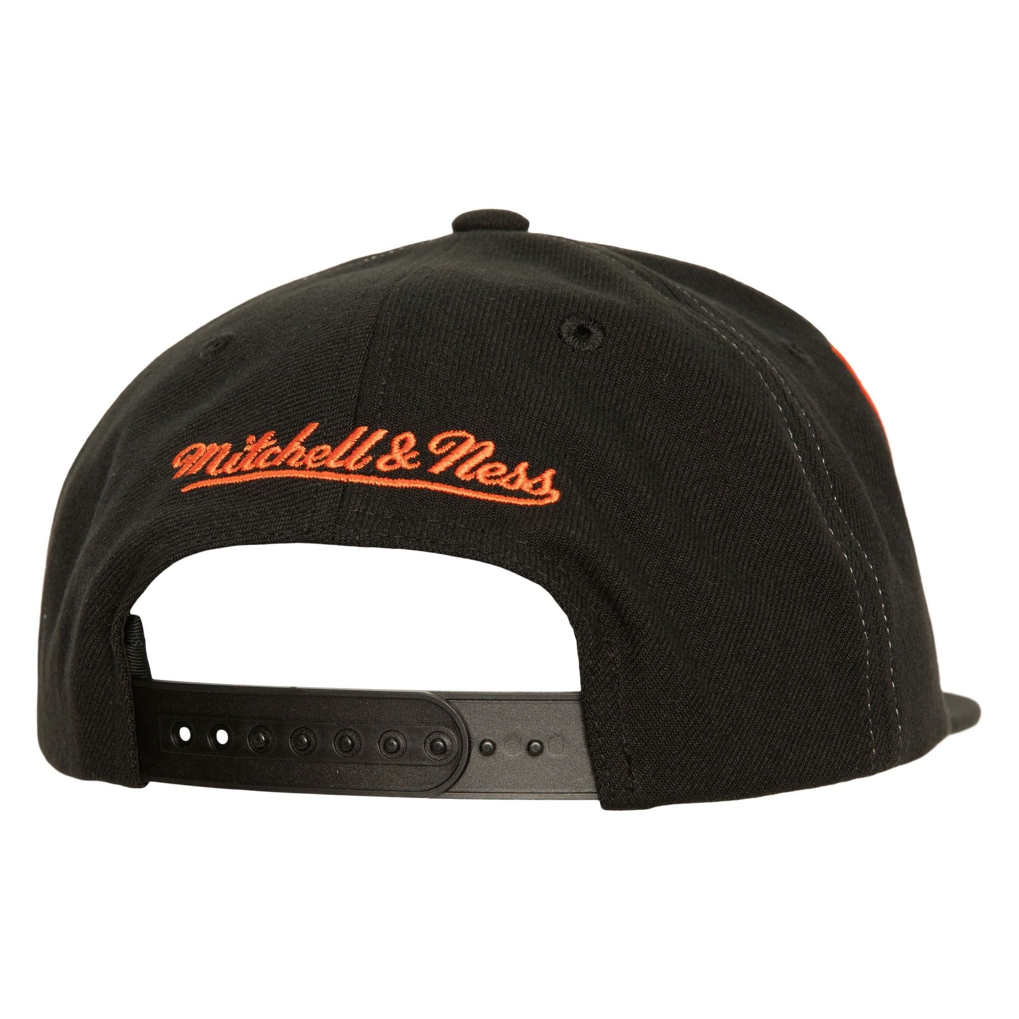 Mitchell-Ness-Varsity-Bust-Snapback-HWC-Phoenix-Suns-1