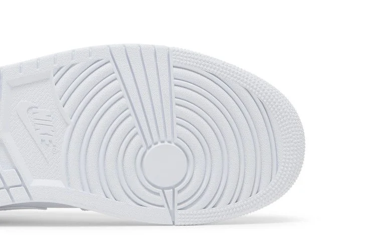 Кроссовки Air Jordan 1 Low 'Triple White' 2022