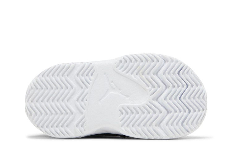 jordan-max-aura-2-td-white-gym-red-cn8096-102_03