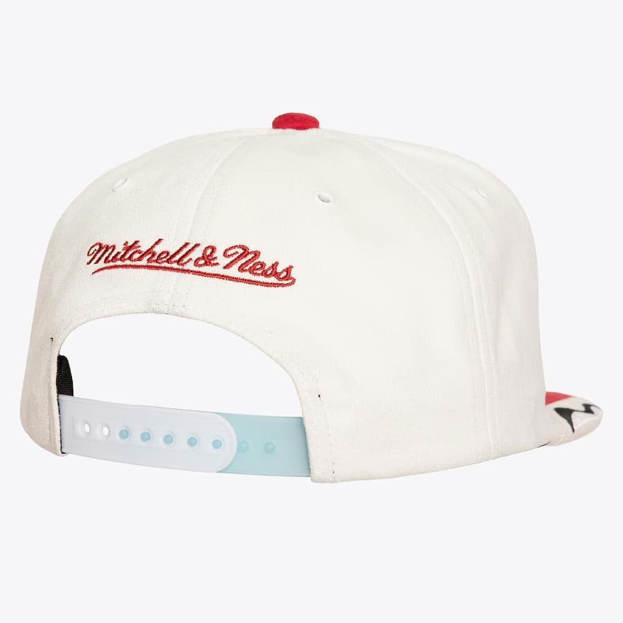 Бейсболка Mitchell & Ness White Red Chicago Bulls Day 4 Snapback Hat