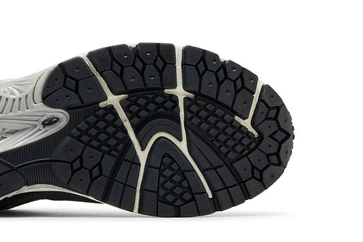 Krossovki-New-Balance-2002R-Monochrome-Suede-Pack-Grey-4