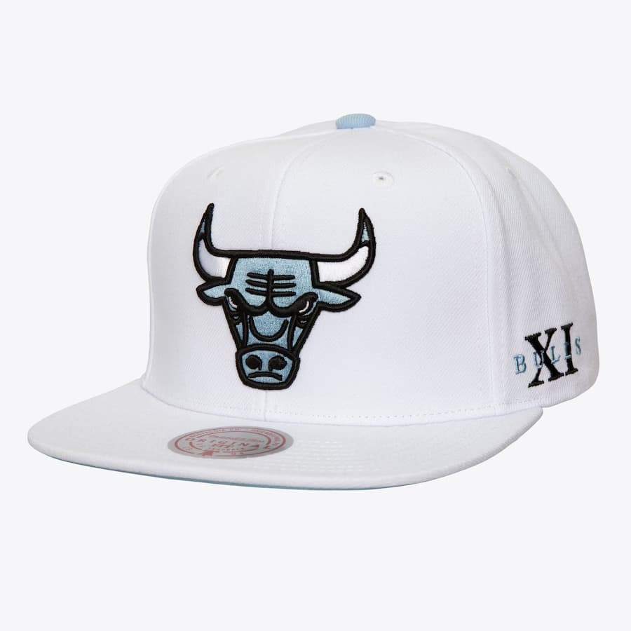 Бейсболка Mitchell & Ness White Chicago Bulls Core XI Snapback Hat