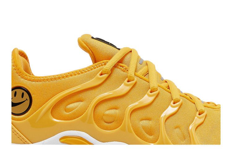 wmns-air-vapormax-plus-go-the-extra-smile-do5874-700_01
