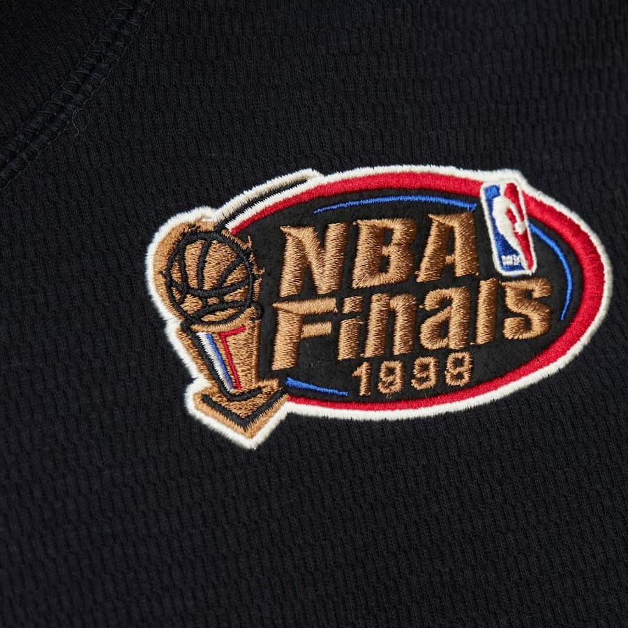 Худи Mitchell & Ness Black Chicago Bulls Vintage Logo Thermal Lightweight Pullover Hoodie