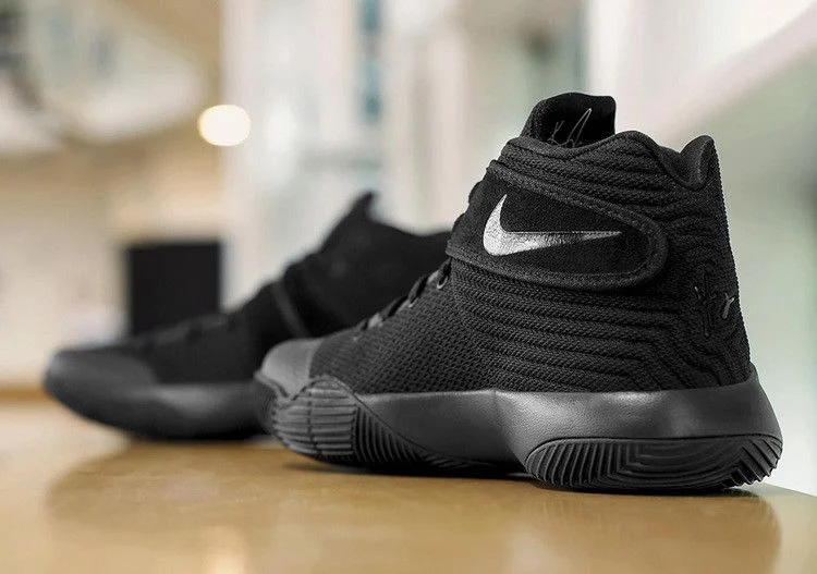 Krossovki-Nike-Kyrie-2-GS-Triple-Black-1