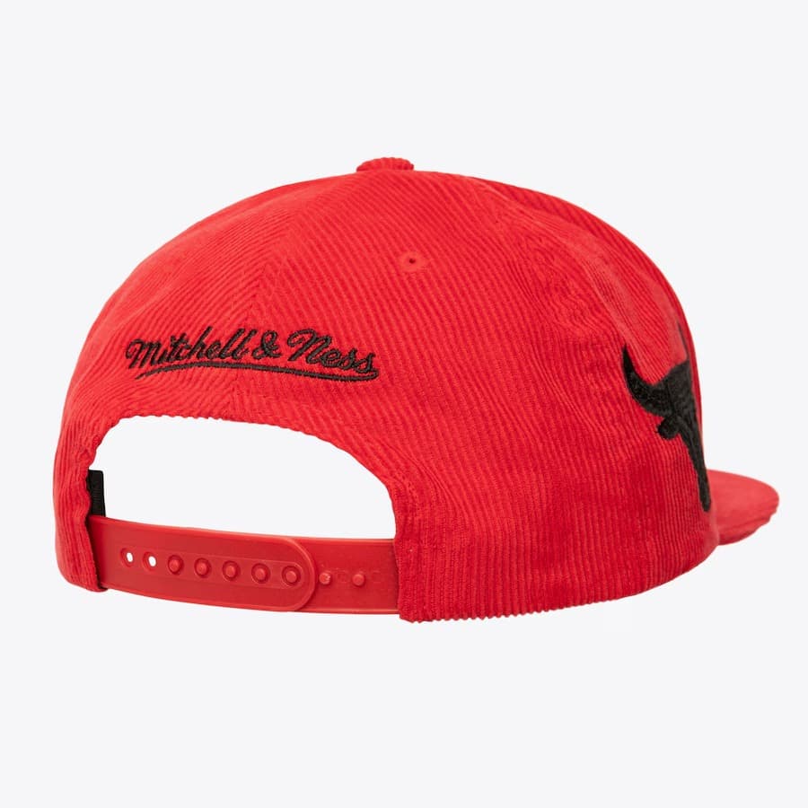 Бейсболка Mitchell & Ness Red Chicago Bulls Corduroy Snapback Hat