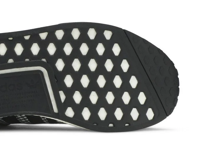 Krossovki-Adidas-NMD_R1-Black-White-4
