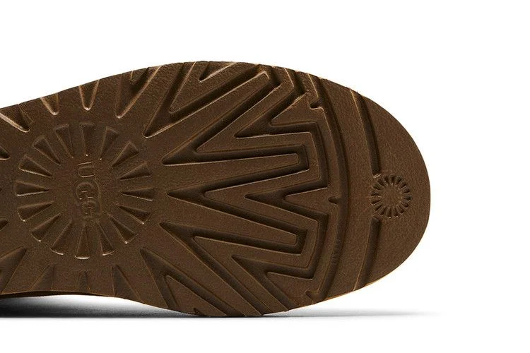 UGG-Wmns-Classic-Short-II-Sand-4