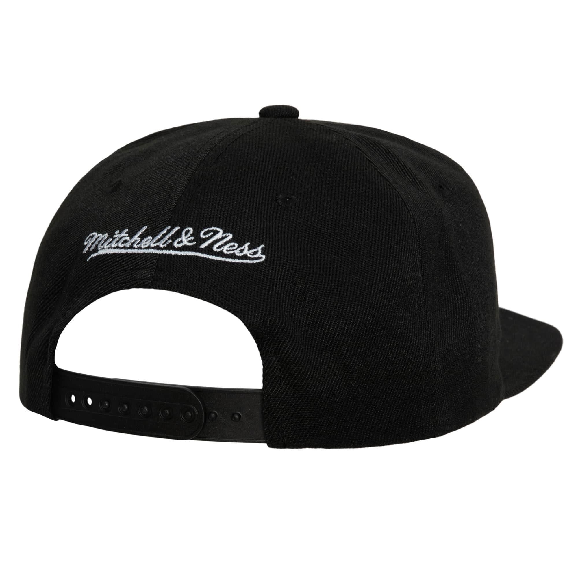Mitchell-Ness-XL-BWG-Snapback-New-York-Knicks-1