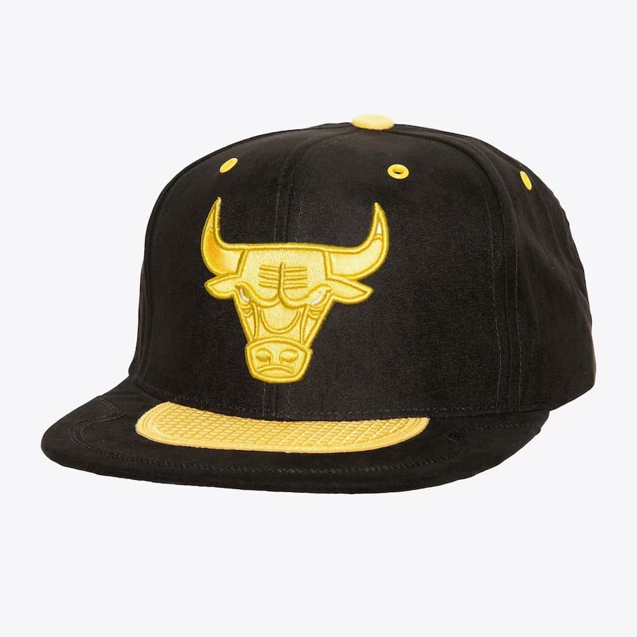 Бейсболка Mitchell & Ness Black Yellow Chicago Bulls Day 4 Snapback Hat