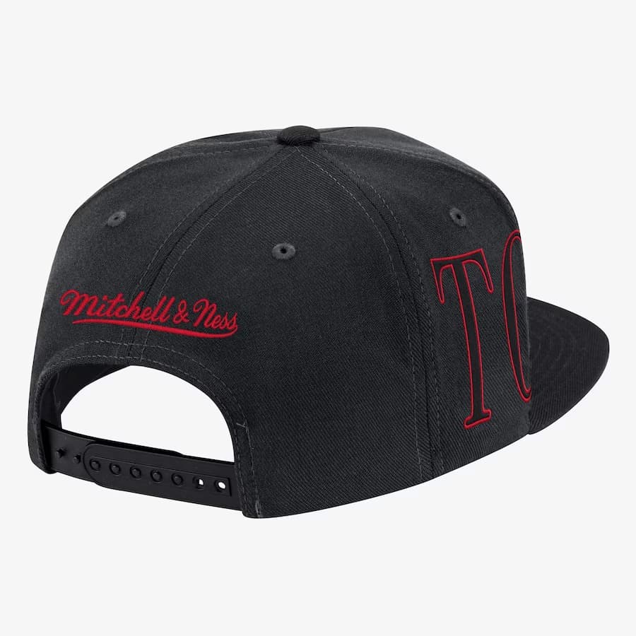 Бейсболка Mitchell & Ness Black Toronto Raptors Winner Circle Snapback Hat