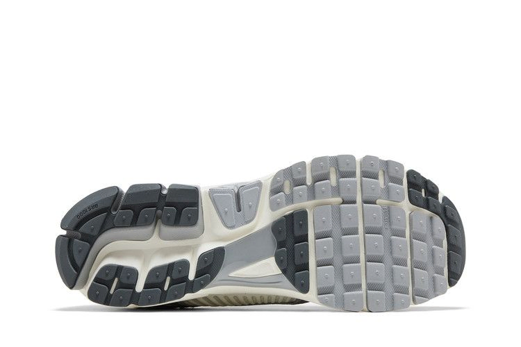 air-zoom-vomero-5-summit-white-metallic-silver-im2219-121_03
