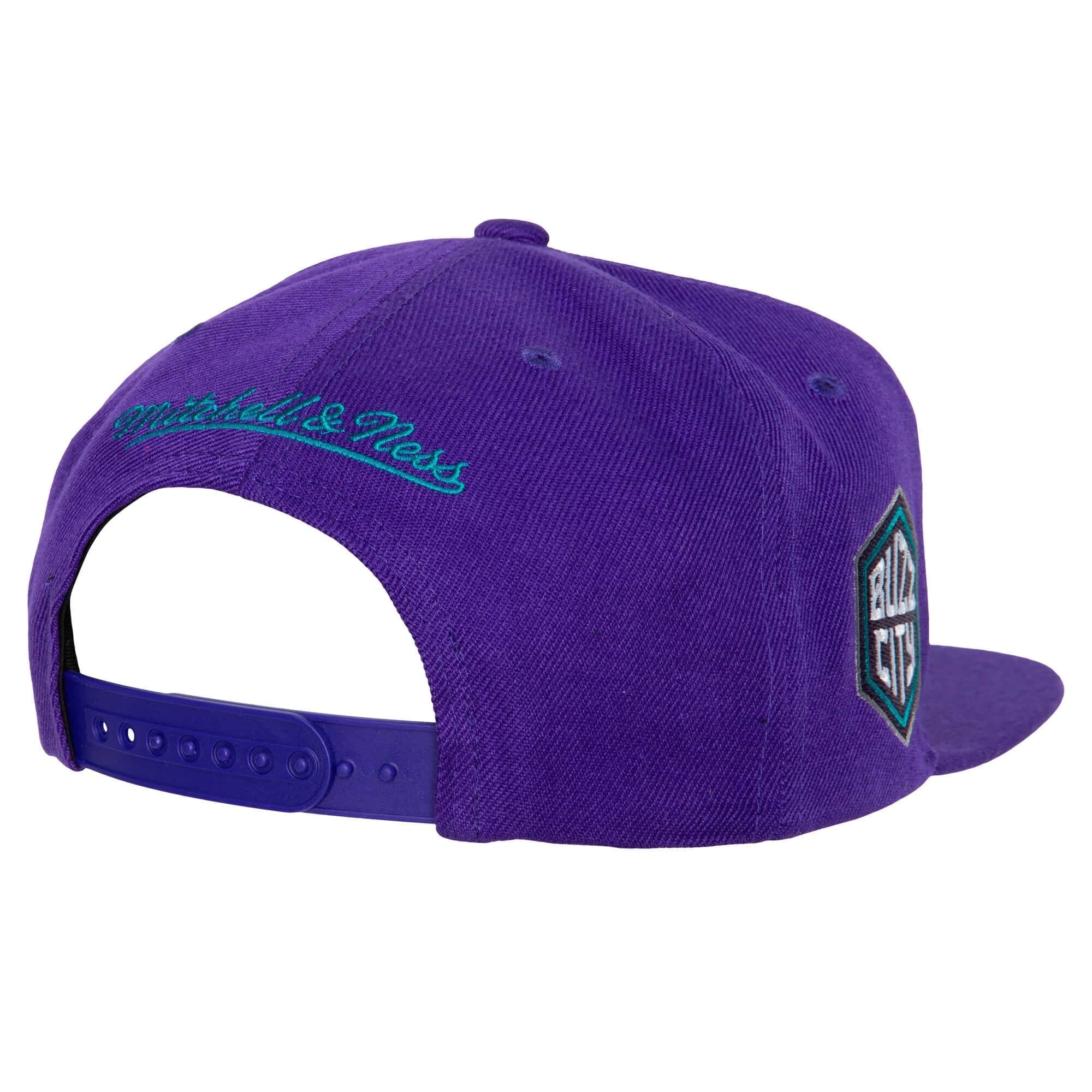 Mitchell-Ness-Side-Core-2.0-Snapback-Charlotte-Hornets-Hat-1