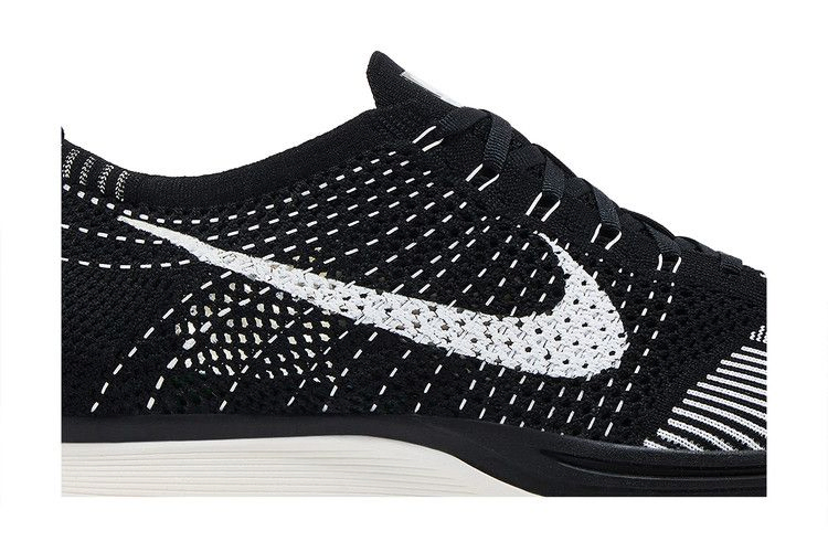 flyknit-racer-526628-002_01