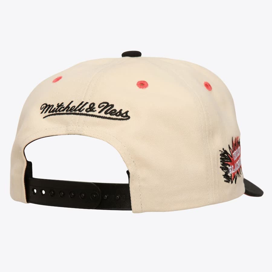 Бейсболка Mitchell & Ness Cream Chicago Blackhawks Overspray Pro Crown Snapback Hat