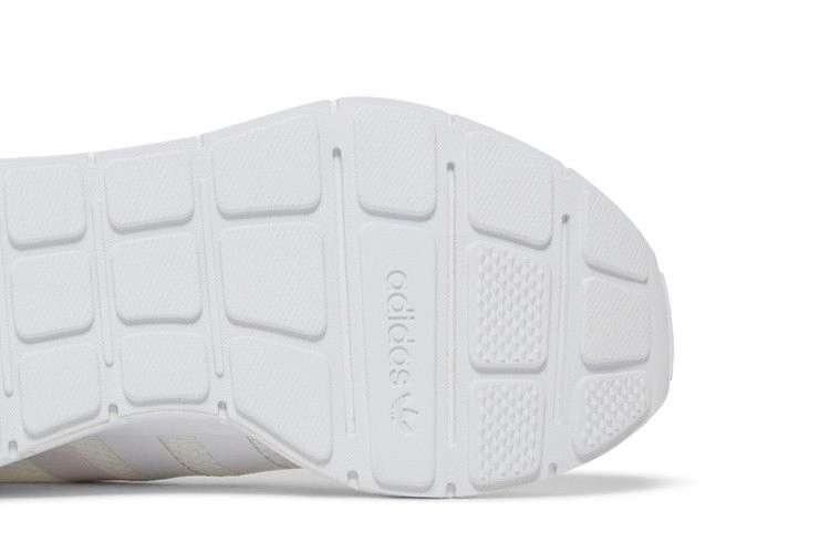 swift-run-x-j-triple-white-fy2149_04