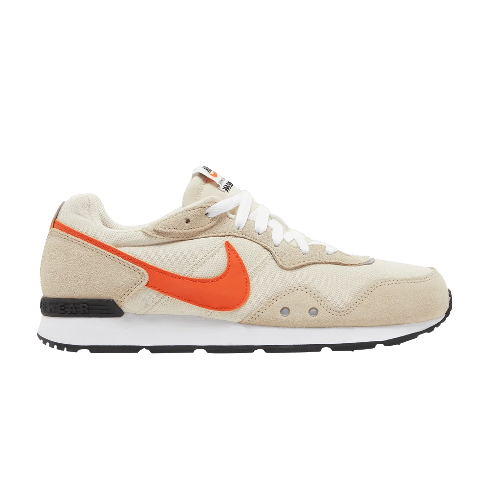 Krossovki-Nike-Venture-Runner-Rattan-Orange