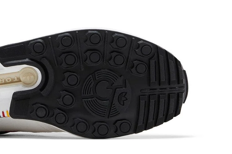 Krossovki-Overkill-x-adidas-ZX-8000-Home-Game-4