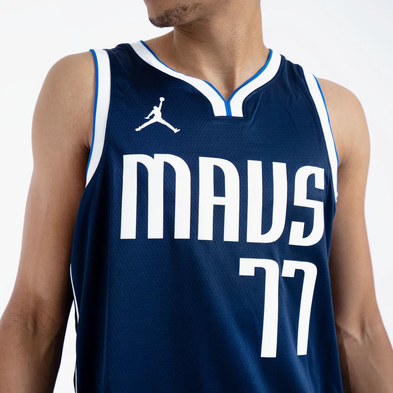 Баскетбольная джерси 2023-24 Dallas Mavericks Luka Dončić #77 Swingman Statement Edition Navy Jersey